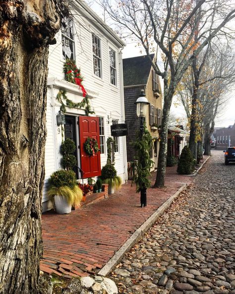 Nantucket Winter, American Christmas Traditions, Cod Christmas, Nantucket Christmas, Marthas Vinyard, New England Christmas, Williamsburg Christmas, New England Aesthetic, Winter Landscape Painting