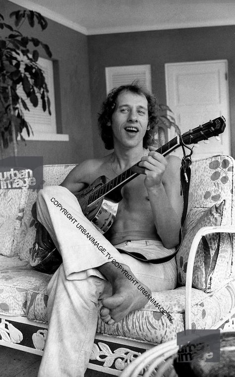 Mark Knopfler Old Film Stars, Pop Rock Music, Dire Straits, Mark Knopfler, Brothers In Arms, 70s Music, Rock N Roll Music, Music Photo, Music Guitar