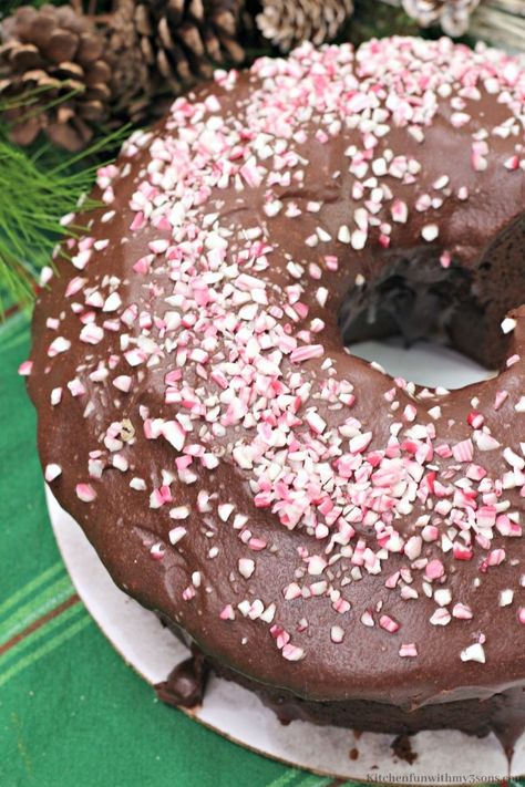 If you love peppermint or love chocolate, you will love both of these flavors combined. You can make this Peppermint Mocha Bundt Cake for your friends and family and they are sure to fall in love. You will have a lovely moist, fluffy cake with a chocolate frosting. Peppermint Mocha Cake, Mocha Bundt Cake, Easter Bundt Cake, Chocolate Peppermint Cake, Brownie Truffles, Peppermint Recipes, Easy Bundt Cake, Triple Chocolate Cake, Peppermint Cheesecake