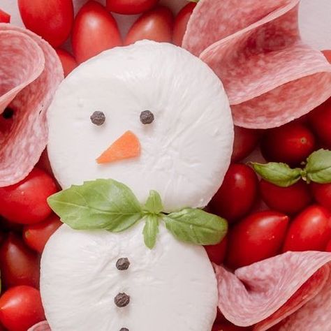 SARA AYESH / food blog on Instagram: "Holiday Apps & Sides Part 1: Burrata Snowman HOW CUTE is this little Burrata snowman?! ☃️ You’ll just need 2 balls of Burrata, peppercorns, and a little triangle of carrots! Hit the SAVE button and make this for your next holiday party 🥂☃️ #holidayappetizers #holiday #holidayappetizer #burrata #capresesalad #easyappetizers #cheeseboard #cheeseboards" Burrata Snowman, Holiday Apps, Burrata Cheese, Holiday Appetizers, Next Holiday, Appetizers Easy, Christmas Dinner, Caprese Salad, Holiday Party