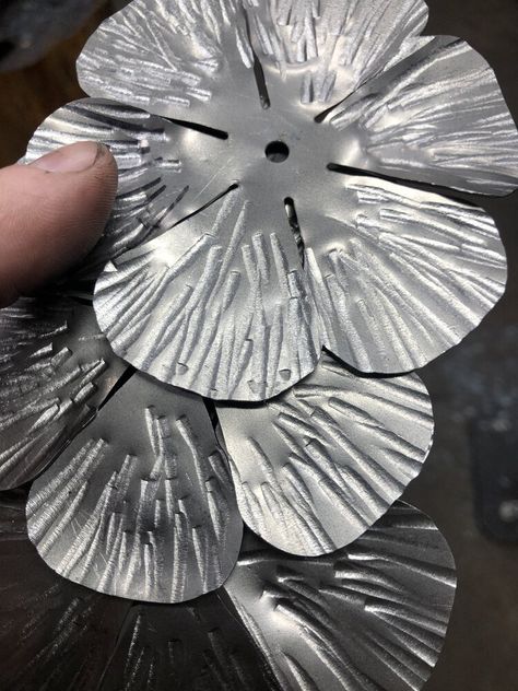 Metal Flower Art, Soda Can Art, Welded Metal Projects, Metal Roses, Metal Sculptures Garden, Metal Workshop, Art Projects Ideas, Steel Flowers, Welding Art Projects