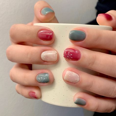 Pre Christmas Nails, Korean Christmas Nails, Cute Holiday Nails, Korean Christmas, Simple Christmas Nails, Nail Art Trendy, Inner Conch, Multicolored Nails, Hippie Nails