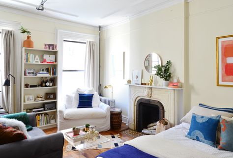 How to Throw a Party When Your Living Room is Also Your Bedroom — Studio Survival Secrets Rooftop Apartment, Studio Apartment Design, Brooklyn Apartment, Apartment Floor Plan, Comfy Living Room, Studio Apartment Layout, Apartment Layout, Studio Apartments, House Tour