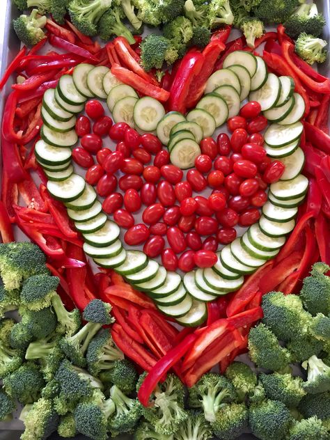 A beautiful heart presentation of veggies at BMHS! Gorgeous! Valentine Food, Valentines Party Food, Veggie Plate, Healthy Valentines, School Nutrition, School Meals, Charcuterie Plate, Vegetable Tray, Food And Nutrition