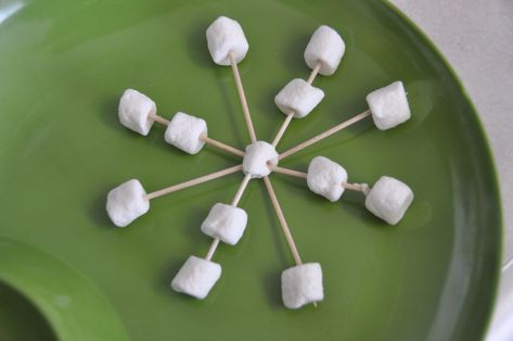 Marshmallow Snowflake, Early Preschool, Snowflake Tutorial, Frozen Crafts, Winter Snack, Children Games, Kid Meals, Winter Preschool, Daycare Activities