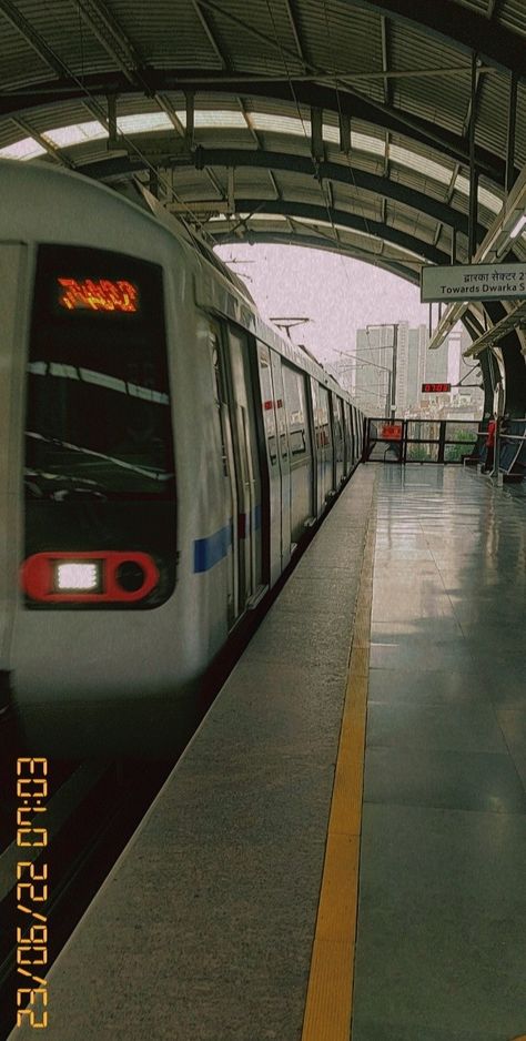 Delhi Metro Boomerang, Delhi Asthetic Picture, Aesthetic Metro Pictures, Delhi Metro Photography, Burger Asthetic Picture, Delhi Metro Snaps, Metro Train Aesthetic, Delhi Metro Aesthetic, Delhi Snapchat Stories