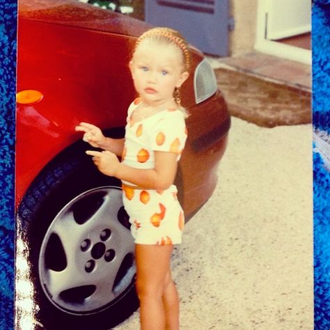 Young Gigi Hadid, Famous Babies, Bella Gigi Hadid, Gigi Hadid Outfits, Baby Pic, Hadid Sisters, Baby Fits, Shirts Women Fashion, Top Models