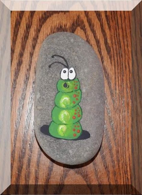 Caterpillar Rock Painting, Caterpillar Painting, Green Bug, Painting Stones, Happy Stones, Rock Ideas, Painted Rock, Painted Stones, Stone Art