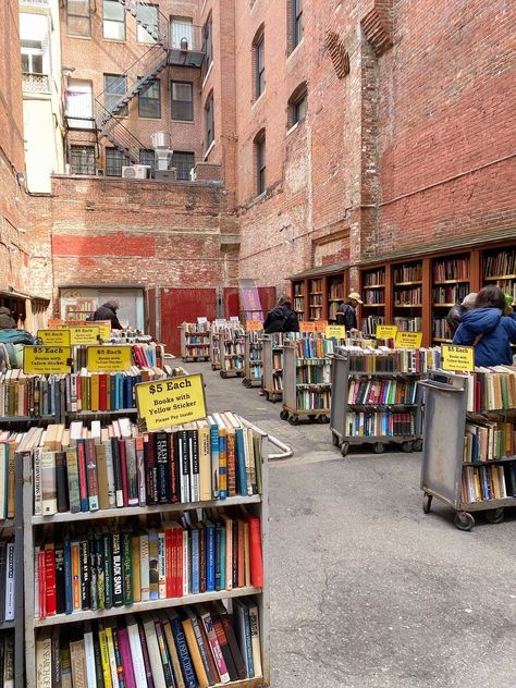 book courtyard:)))) Boston Library, Bookshelf Library, Books Bookshelf, Senior Year, City Life, Boston, Books