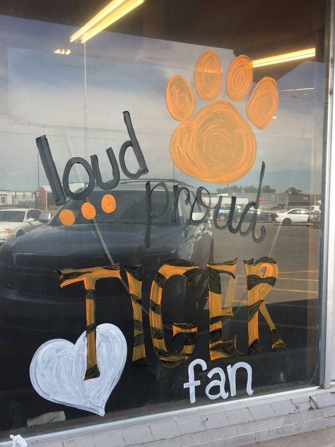 Cheer Window Painting, Car Window Paint Ideas Sports, Hoco Window Painting Ideas, Car Window Paint Ideas Football, School Spirit Window Painting, Homecoming Window Painting, Football Window Painting, Football Window Painting Ideas, School Spirit Decorations