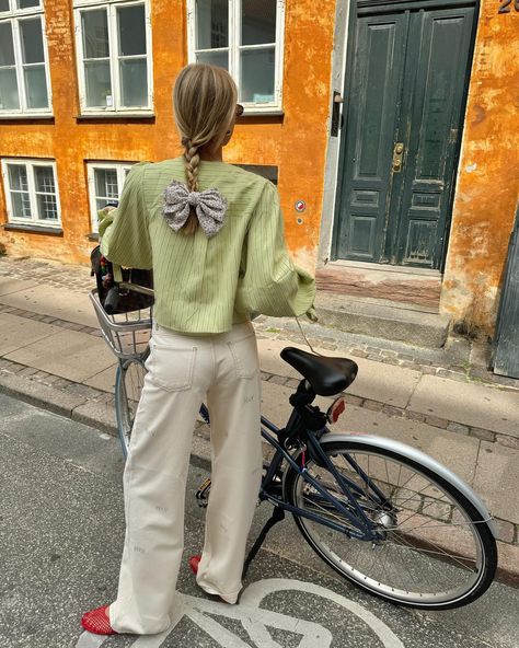 1 like and fine, I’ll move to Copenhagen 🚲👋🏼🎀 @harperandyve Copenhagen Street Style Summer, Copenhagen Spring, Scandinavian Summer, Copenhagen Street Style, Errands Outfit, Scandinavian Aesthetic, Oversized Outfit, Copenhagen Style, Street Style Trends