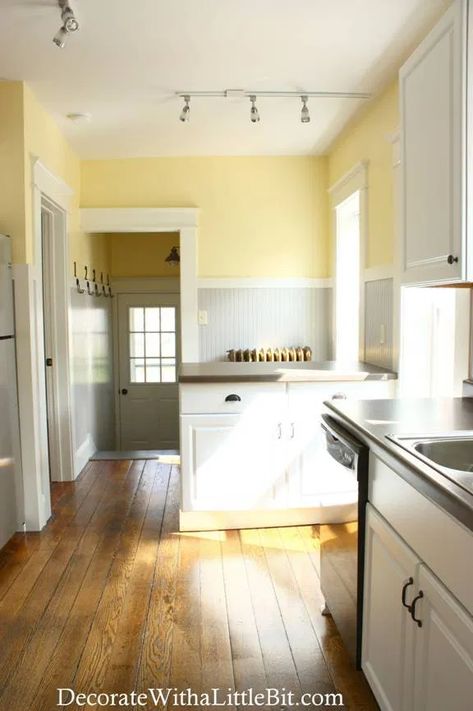 05-13-2012 Kitchen Before and After, What a Change! Pale Yellow Kitchens, Popular Kitchen Colors, Yellow Kitchen Walls, Yellow Kitchen Designs, Серая Кухня, Kitchen Colour Schemes, Yellow Kitchen, Yellow Walls, Grey Kitchens