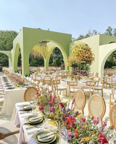 Wedding Color Schemes Summer, Diy Moss, Bright Wedding Colors, Luxury Weddings Reception, Wedding Salon, Luxury Wedding Decor, Dream Wedding Decorations, Outdoor Fall Wedding, Bright Wedding