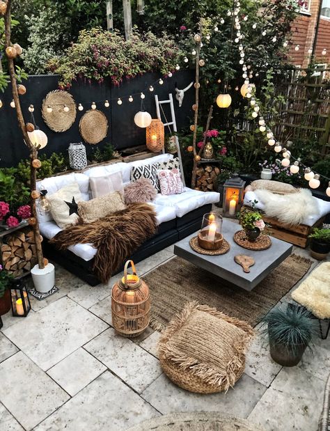 Our favorite boho patio spaces for home decor inspiration! These bohemian outdoor spaces feature colorful throw pillows, natural wooden furniture sets, market lights, fun lanterns, houseplants and planters. We visit many kinds of boho looks like Farmhouse, southwestern and moroccan decor schemes! #gws #greenweddingshoes #patiodecor #patiospaces #outdoordecor #houseplants #outdoorliving #bohodecor Garden On A Budget, Bohemian Patio, Jade Design, Boho Patio, Bohemian Garden, Boho Garden, Apartment Patio Decor, Patio Decorating Ideas On A Budget, Garden Deco