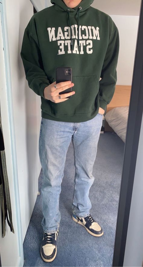 Outfits For College Men, Athletic Boy Outfits, Mens Crewneck Sweatshirt Outfit, Basic White Boy Outfit, Guy Outfits Casual, Boy Outfits Aesthetic Casual, Green Sweatshirt Outfit, Green Hoodie Outfit, Sweatshirt Outfit Men