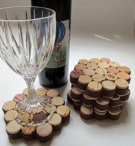 Posavasos con tapones de corcho | Manualidades On Upcycled Wine Corks, Wine Cork Coasters, Cork Wedding, Wine Cork Projects, Cork Crafts Diy, Wine Cork Diy Crafts, Wine Cork Diy, Wine Cork Art, Cork Projects