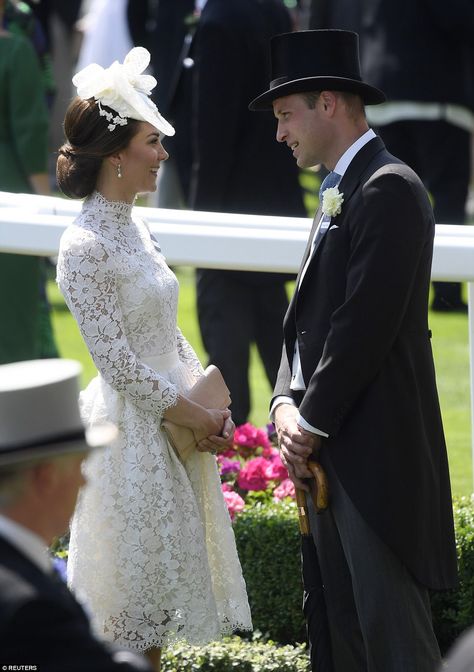 The Duchess of Cambridge and Prince William steal a quite moment for a chat after the carriage procession Principe William Y Kate, Duchesse Kate, Düşes Kate, Herzogin Von Cambridge, Prince William Et Kate, Looks Kate Middleton, Duchesse Catherine, Prins William, Style Royal