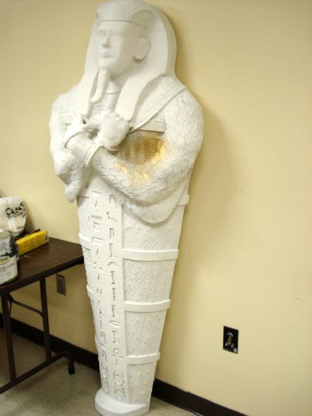 Paper Mache Sarcophagus, painted white Check out this site teachers...fabulous work. Halloween Egyptian, Egyptian Themed Party, Egypt Vbs, Paper Mache Mix, Egyptian Halloween, Egypt Crafts, Egyptian Party, Egyptian Decor, Egypt Project