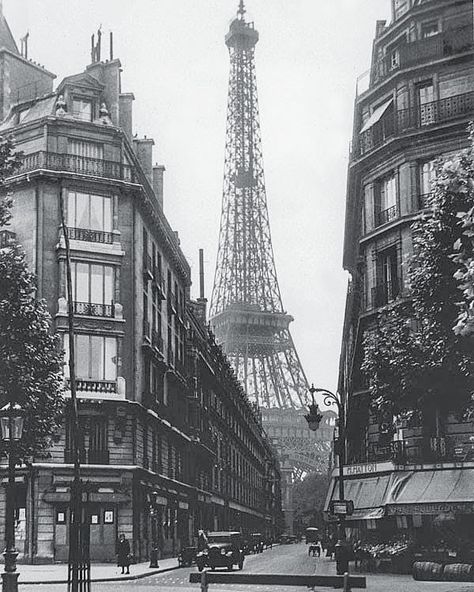 ʀᴇᴛʀᴏ ᴘᴀʀɪꜱ on Instagram: “Once upon a time in Paris 🇫🇷 🗼 . . . Follow @retro_paris_ and discover the old paris . . . ~~~~~~~~~~~~~~~~~~~~ #retro_paris…” Black And White Paris Wallpaper, Paris France Wallpaper, Paris 1920s, Black And White Paris, Passport Picture, France Wallpaper, Aesthetic Black And White, Paris Black And White, Passport Pictures