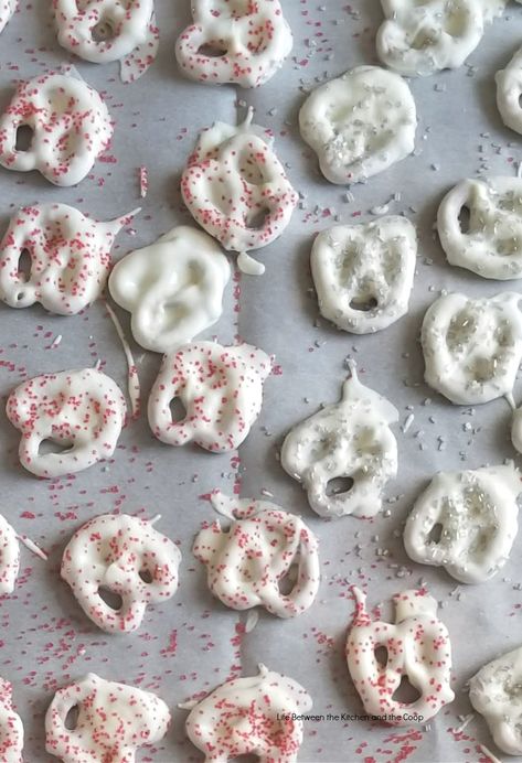 Christmas Almond Bark Pretzels Christmas Almond Bark, Almond Bark Pretzels, Chocolate Covered Pretzels Christmas, Almond Bark Recipes, Christmas Pretzels, Christmas Candy Easy, Holiday Treats Christmas, Treats Christmas, Am I Crazy