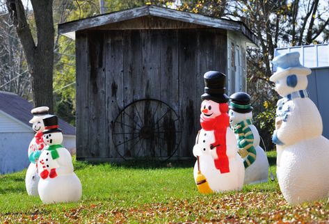 Christmas Blow Molds, Nostalgic Christmas Decorations, Halloween Blow Molds, Blow Molds, Nostalgic Christmas, Christmas Window Decorations, Sustainable Decor, Painting Plastic, Christmas Window