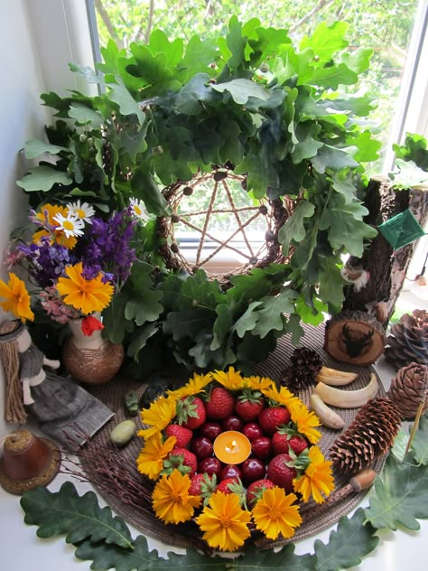 Litha altar 2017 / Midsummer altar Summer Altar Ideas, Summer Solstice Altar Ideas, Beltane Altar Ideas, Litha Altar Ideas, Summer Solstice Altar, Summer Altar, Lughnasadh Altar, Lammas Altar, Litha Altar