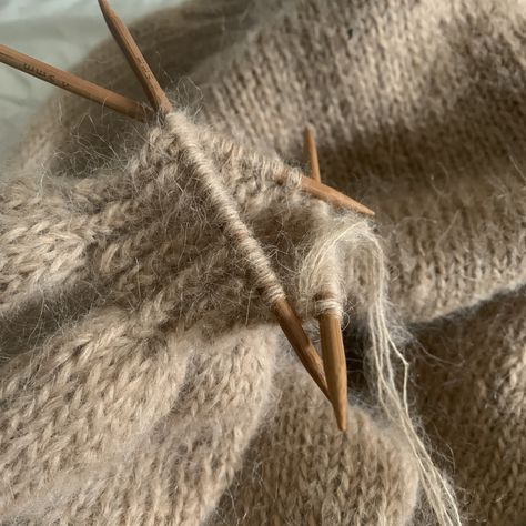 Foto Ideas Instagram, Beige Aesthetic, Jolie Photo, Autumn Aesthetic, Knitting Inspiration, Fall Vibes, Fiber Art, Aesthetic Pictures, Knit Crochet