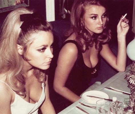 1960 Hair, Retro Ponytail, 60s Hairstyles, Barbara Bouchet, Fashion 60s, 60s Aesthetic, Model Tips, 1960s Hair, 60s Hair