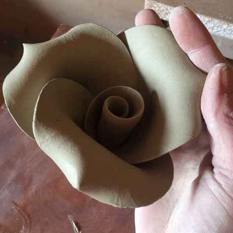 Clay Flower Making, Flower Wall Hanging Decor, Room Hanging Decor, Diy Paper Wall Hanging, Clay Rose, Paper Wall Hanging, Pottery Handbuilding, Keramik Design, Slab Pottery