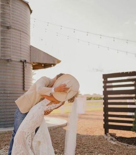 Small Country Weddings, Blue Sunflower Wedding, Country Wedding Songs, Country Wedding Pictures, Country Western Wedding, Country Wedding Photos, Prom Photoshoot, Cowboy Pictures, Wedding Portrait Poses