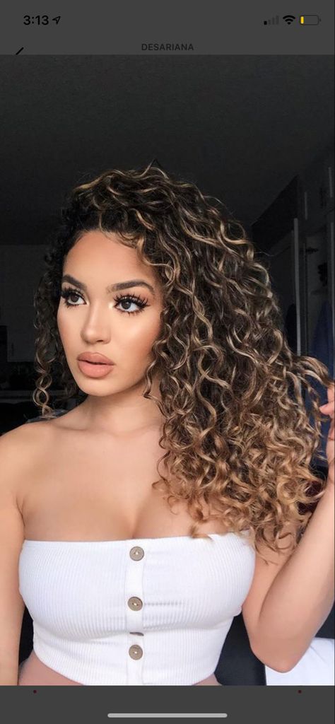 Hilight Curly Hair, Balayage Hair For Curly Hair, Brown Hair With Highlights On Curly Hair, Curl Hair Balayage, Hair Color Ideas For Curly Hair Ombre, Dark Curly Hair Blonde Highlights, Curly Hair Baylage Curls, Curly Hair Face Framing Highlights, Honey Blonde Highlights On Brown Hair Curly