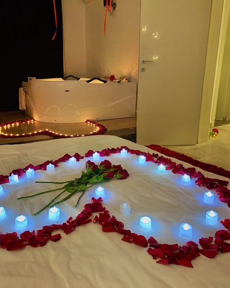 Small Proposal Ideas, Surprise Anniversary Ideas, Romantic Hotel Rooms, Wedding Night Room Decorations, Romantic Room Surprise, Romantic Dinner Decoration, Romantic Valentines Day Ideas, Romantic Room Decoration, Diy Gift For Bff