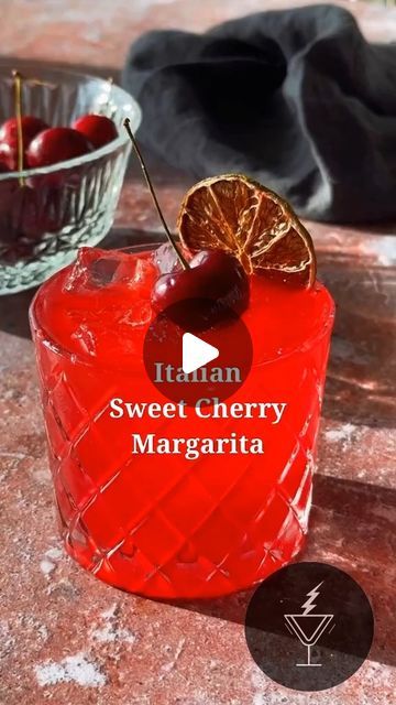 Amaretto Drinks, Cherry Margarita, Italian Cherries, Margarita Cocktails, Tequila Recipe, Italian Cocktails, Cocktail Appetizers, Mixed Drinks Alcohol, Homemade Cocktails