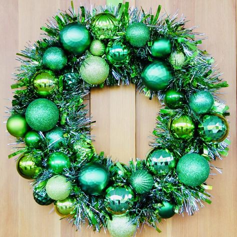 green ornament wreath Green Ornaments Diy, Green Christmas Wreath Ideas, Wreath Decorating Ideas, Ornament Wreaths, Driftwood Christmas Tree, Christmas Pickle, Ball Wreath, Ornament Garland, Fabric Christmas Trees