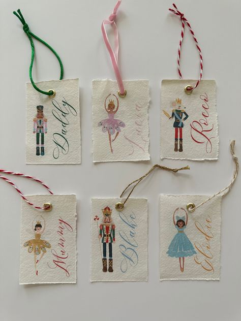 Christmas Present Tags Diy, Christmas Name Tags Diy, Diy Christmas Name Tags, Diy Gift Tags Christmas, Christmas Day Table, Christmas Gift Tags Diy, Christmas Name Tags, Mouse King, Table Tags