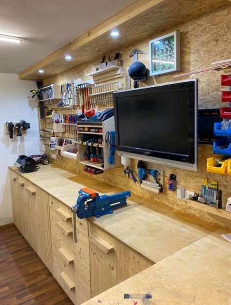 Officine In Garage, Garage Workbench Plans, Garage Workshop Layout, Garage Design Interior, Basement Workshop, Workshop Layout, Woodworking Bench Plans, Furniture Repurpose, Diy Garage Door