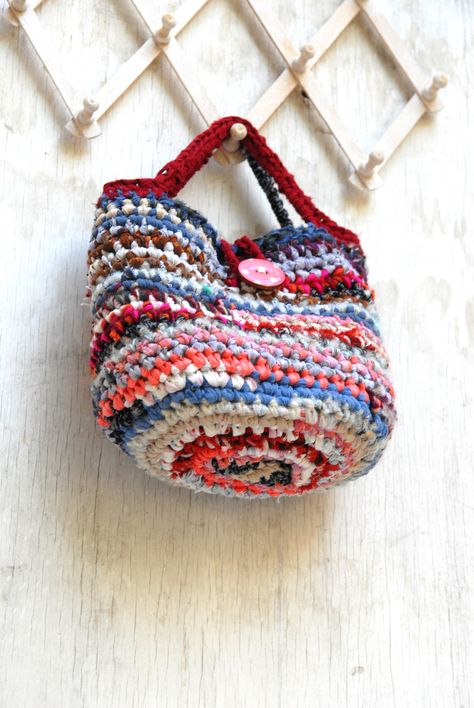 https://flic.kr/p/oy1wEJ | Colorful rag bag purse ♡♡ Crochet Lunch Bag, Purse Basket, Makeup Bag Pattern, Rag Bag, Crocheted Baskets, Colorful Rustic, Knit Bags, Stylish School Bags, Bohemian Rustic