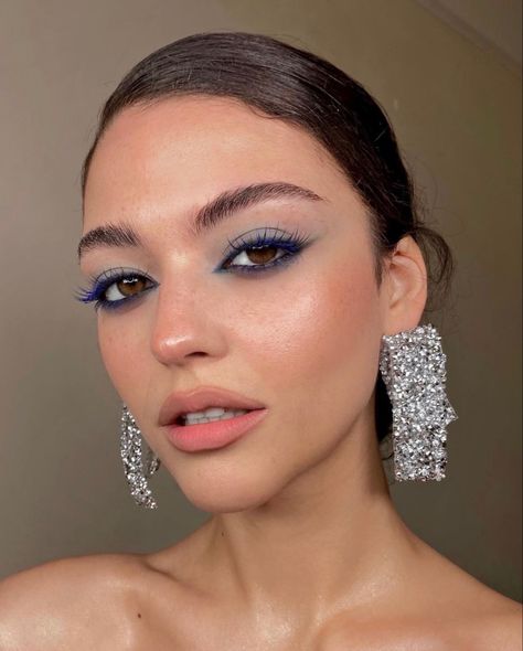 Makeup On Blue Dress, Blue Gray Makeup, Smokey Blue Eye Makeup, Blue Mascara Looks, Blue Dress Makeup Ideas, Blue Make Up, Blue Smokey Eye Makeup, Eyeshadow Smokey Eye, Blue Smokey Eye