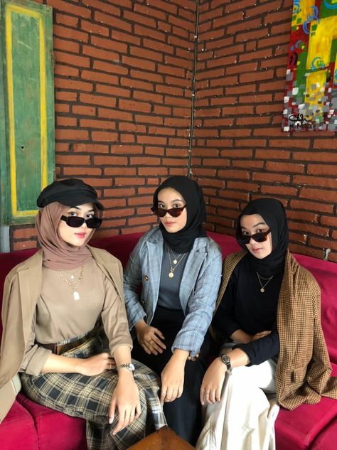 Outfit 90s Style Hijab Vintage, Outfit Yearbook Vintage, Vintage Outfits Hijab Year Book, Ootd 90s Style Hijab, Ootd Vintage 90s Hijab, Ootd Retro 90s Hijab, Ootd Hijab Vintage Style, Outfit 90s Style Hijab, Retro Outfits Hijab