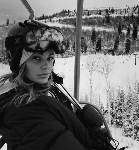 Chalet Girl, Alps Skiing, Aspen Ski, Ski Aesthetic, Ski Bunnies, Camila Morrone, Women Ski, Ski Girl, Snow Trip