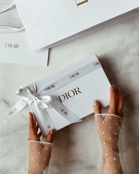 ★ 𝙴 𝙼 𝙼 𝙰 𝙶 𝚁 𝙰 𝙲 𝙴 𝙻 𝙰 𝙽 𝙳 ★ on   #dior #unboxing #diorunboxing #unboxingvideo #diorstyle #diorbelt  Instagram: “DIOR UNBOXING 🖤 my weakness is most definitely @dior 😭” Dior Unboxing, Shoe Box Design, Unboxing Packaging, Cute Guy, Packaging Ideas Business, Cosmetic Packaging Design, Clothing Packaging, Handmade Packaging, Holiday Gift Box