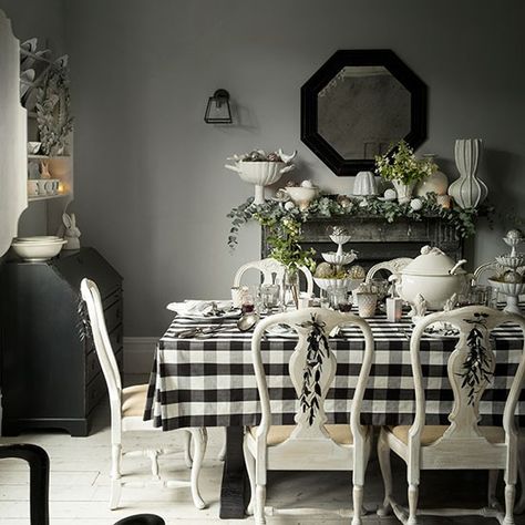 Black and white Christmas dining room | Decorating Blinds Installation, Black And White Dining Room, Vibeke Design, Christmas Dining Room, Decor Hacks, Studio Apartments, White Christmas Decor, Black And White Decor, The Dining Room