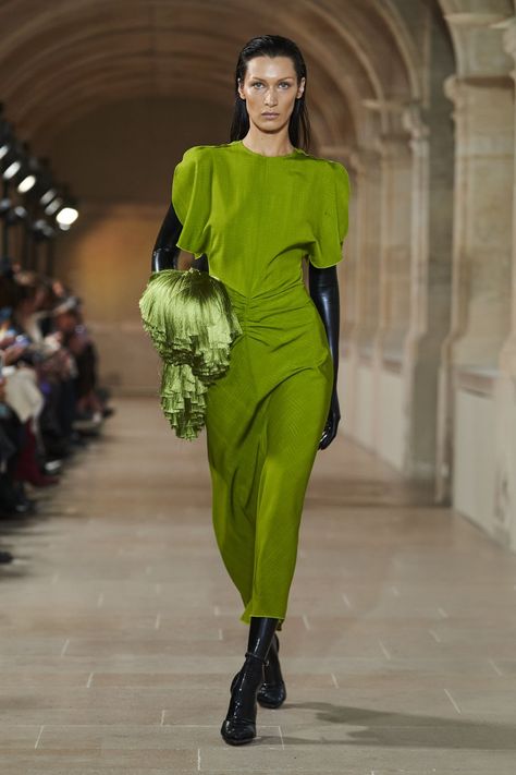 Victoria Beckham SS23 Bella Hadid green dress Bella Hadid Green Dress, Victoria Beckham Stil, Best Cocktail Dresses, Green Dress Outfit, Lime Green Dress, Jeans Trend, Victoria Beckham Dress, Victoria Beckham Style, London Fashion Weeks