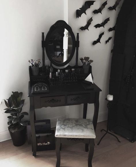 Goth Vanity, Gothic Vanity, Vampire Room, Vanity Ideas Bedroom, Gothic Bedroom Ideas, Alt Room, Emo Room, Goth Room, Gothic Decor Bedroom