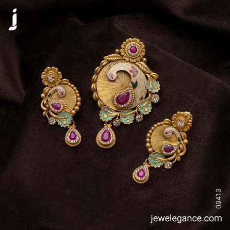 Pendant set for an ethnic look... . Search for the Product Code '09413'on www.jewelegance.com . #myjewelegance #jewelegance #antiquependantset #goldnecklace #pendantset #newdesign #jewellerydesign #onlineshopping #trendyjewellery #designdetails South Jewellery, Dulhan Mehndi, Cinderella Wedding, Antique Jewellery Designs, Diamond Pendant Sets, Dulhan Mehndi Designs, Gold Mangalsutra, Antique Bridal Jewelry, Bridal Diamond Jewellery