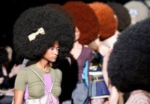 cute fro Hair Runway, Define Curly Hair, Afro Queen, Afrocentric Fashion, Spring Runway, Natural Afro Hairstyles, Girls Natural Hairstyles, Afro Textured Hair, Natural Styles