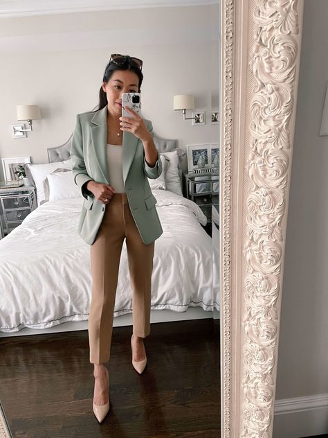 how to style a boyfriend blazer for the office // sage blazer Networking Event Outfit, Event Outfit Ideas, Look Working Girl, Look Office, Chic Business Casual, Lawyer Outfit, Blazer Outfits For Women, Office Casual Outfit, Look Formal