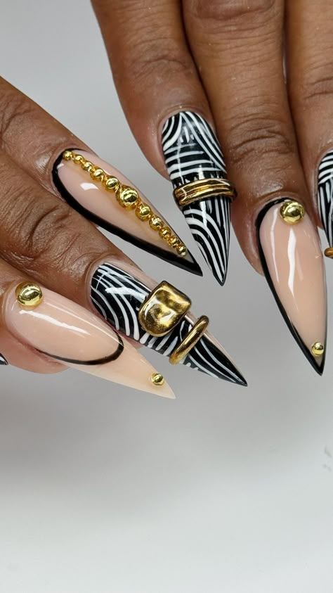 🎨 SU NGUYEN 🎨 | Juneteenth nails design 🖤 ★𝐒𝐚𝐮𝐯𝐚𝐠𝐞_𝐀𝐫𝐭𝐢𝐬𝐭𝐫𝐲★ 𝙽𝚊𝚒𝚕 𝙰𝚛𝚝 𝚋𝚢 𝚂𝚞 . . . . . . . . . . . . . #summernails #nailart #nailartist #artist… | Instagram Juneteenth Nail Design, Nails Scary, Md Nails, Fly Nails, Art October, Stilleto Nails Designs, Press On Nails Long, Halloween Goth, Sassy Nails