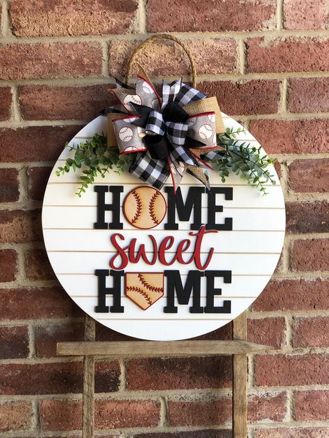 Wooden Porch Decor, Softball Wreath, Baseball Wreath, Baseball Wreaths, Baseball Decor, Tafel Decor, Door Signs Diy, Wooden Porch, Hanger Home