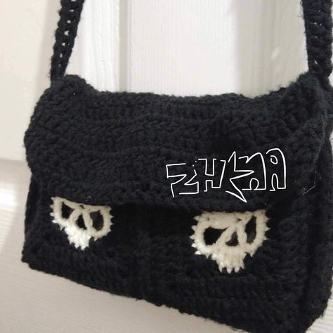 Grunge Handbag, Paracord Bracelet Patterns, Crocheted Stuff, Messanger Bag, Crochet Skull, Crochet Design Pattern, Paracord Bracelets, Crochet Bags, Diy Bag